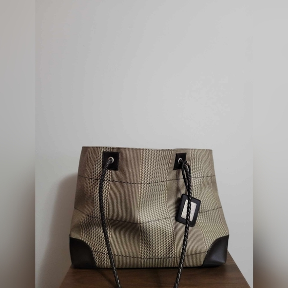 Saks Fifth Avenue Handbags - GUC- Saks Fifth Avenue bag